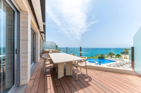 Balcony/Terrace, Pool view, Sea view