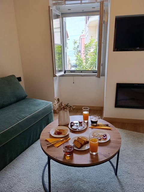 Seating area, Breakfast