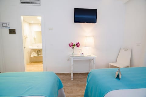 Bed, Bathroom, TV and multimedia, Bedroom