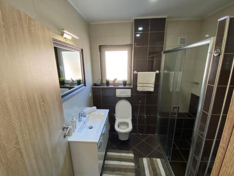 Shower, Toilet, Bathroom, bidet, towels