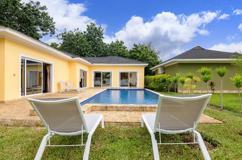 Day, Pool view, Swimming pool, sunbed