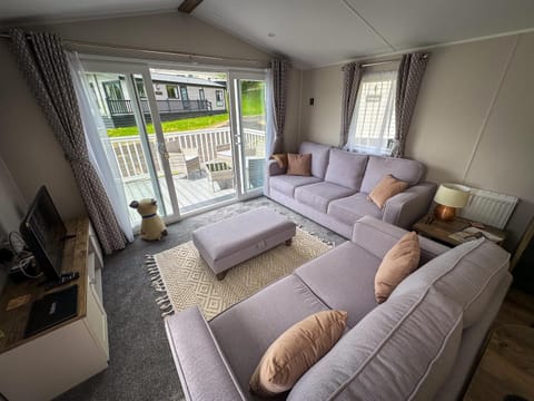 Communal lounge/ TV room, TV and multimedia, Living room, Seating area