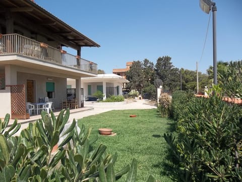 Property building, Day, Natural landscape, Garden, Garden view