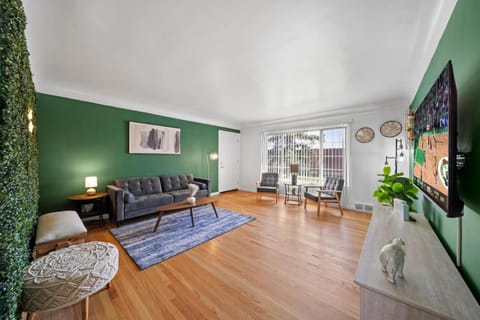 DT Green Haven 4-Bed Sanctuary in Vibrant Loco Apartment in Troy