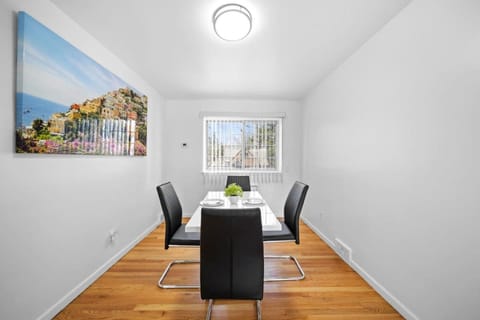 DT Green Haven 4-Bed Sanctuary in Vibrant Loco Apartment in Troy