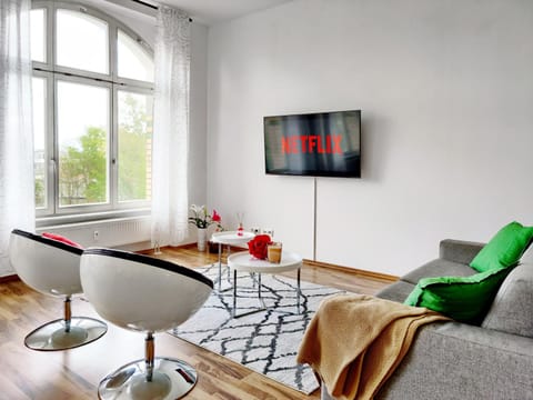 TV and multimedia, Living room, Seating area, Evening entertainment
