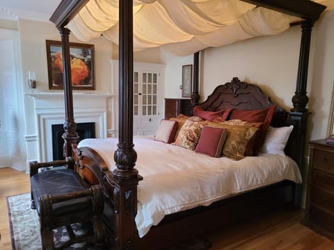 Bed, Photo of the whole room, Decorative detail, Bedroom