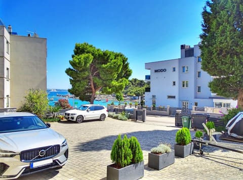 View (from property/room), Sea view, Street view, Parking