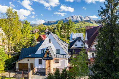 Property building, Facade/entrance, Natural landscape, View (from property/room), Mountain view