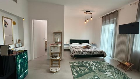 Bed, Coffee/tea facilities, Photo of the whole room, Bedroom, furniture, heating, internet, towels, wardrobe