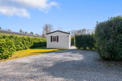 Property building, Garden, Parking
