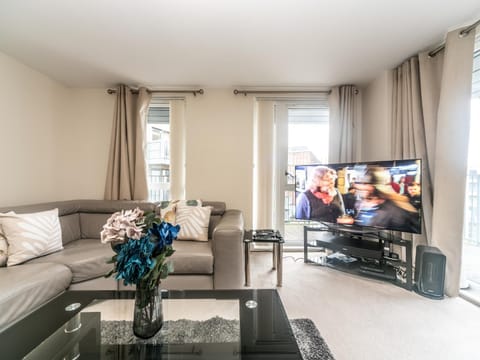 TV and multimedia, Living room, Seating area, Evening entertainment