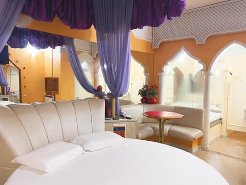 Bed, Hot Tub, Photo of the whole room