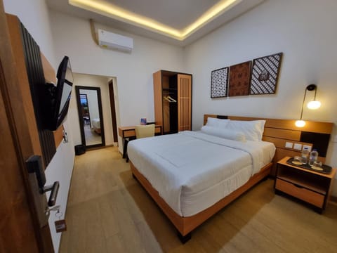 Bed, TV and multimedia, air conditioner