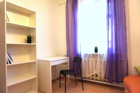 Photo of the whole room, Bedroom, wardrobe