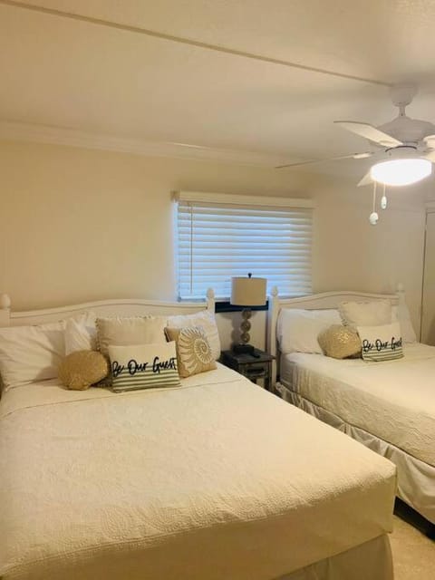 Ocean Sands Premier Condo, Beach Front! Apartment in Redington Beach