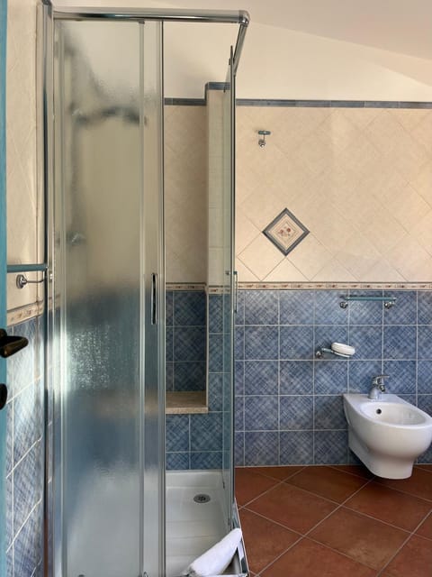 Shower, Toilet, Bathroom, bidet, towels