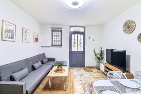 LE LOGY-COSY - Appartement 5 pers - Clim Wifi Cosy Garage Apartment in Arles