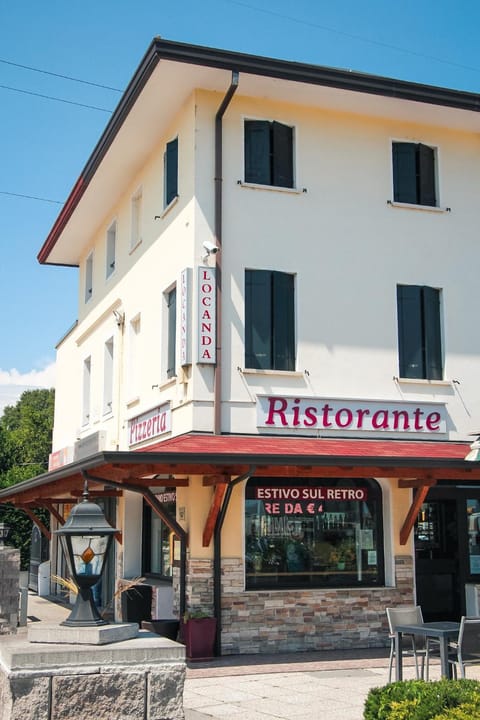 Property building, Restaurant/places to eat, Day, Street view, Location