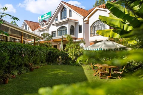 Restaurant/places to eat, Day, BBQ facilities, Place of worship, Garden