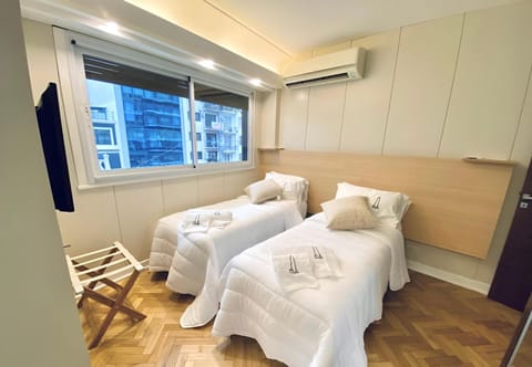 Bed, TV and multimedia, Photo of the whole room, Bedroom, towels, air conditioner