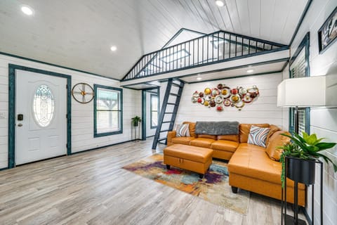 Broken Bow Cabin with Hot Tub, Fire Pit and Creek View Cabin in Oklahoma