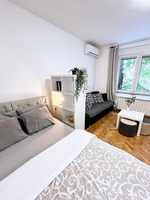 Bed, Seating area, air conditioner