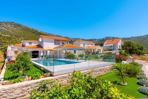 Property building, Day, Natural landscape, Mountain view, Pool view, Swimming pool