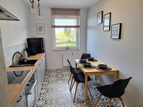 Coffee/tea facilities, Kitchen or kitchenette, Dining area, minibar