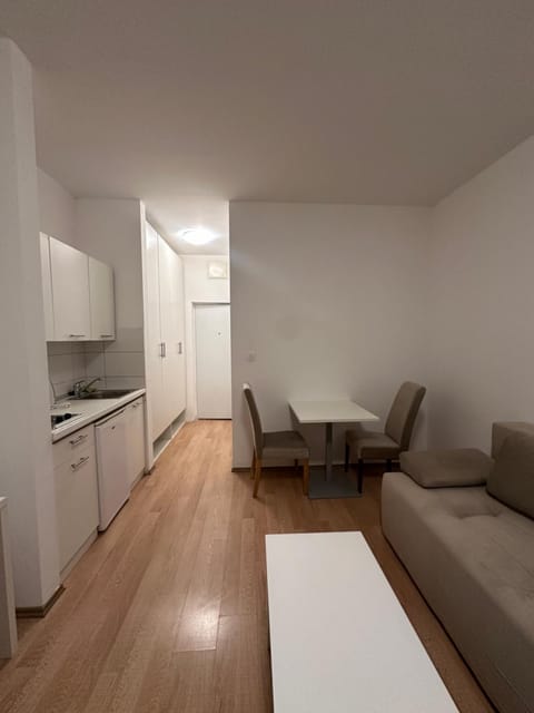 Kitchen or kitchenette, Seating area