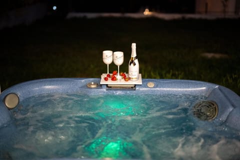 Garden, Hot Tub