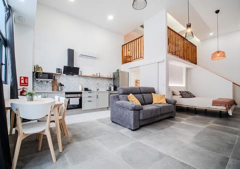 Kitchen or kitchenette, Living room, Seating area, Dining area, minibar, pet friendly, stove
