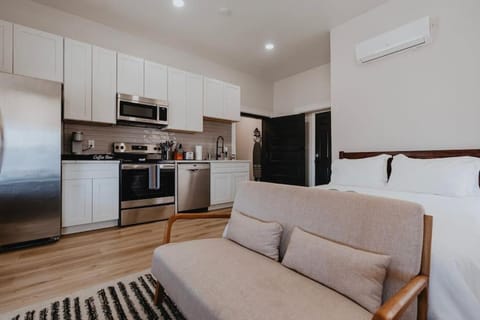 Kitchen or kitchenette, Living room, Seating area, oven, toaster