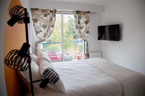 Communal lounge/ TV room, Bed, TV and multimedia, Photo of the whole room, Bedroom