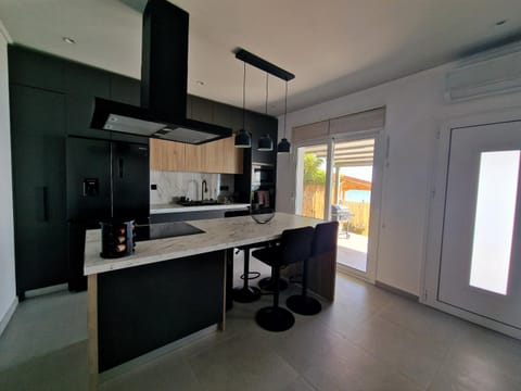 Coffee/tea facilities, View (from property/room), View (from property/room), Dining area, Garden view, Garden view, Sea view, Sea view, microwave, oven, stove, stove, kitchen, kitchen