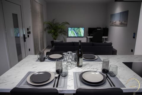 TV and multimedia, Living room, Seating area, Dining area