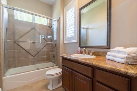 Shower, Toilet, Bathroom, Bath, towels