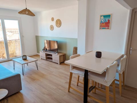 TV and multimedia, View (from property/room), Living room, Decorative detail, Seating area, Dining area, City view, Mountain view, Meals, air conditioner