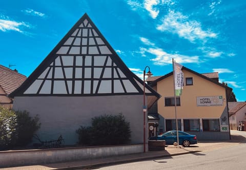 Property building, Neighbourhood, Street view, Location, Parking