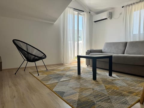 Living room, Seating area, air conditioner