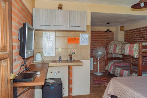 Bed, TV and multimedia, Kitchen or kitchenette, Bedroom, bunk bed, oven