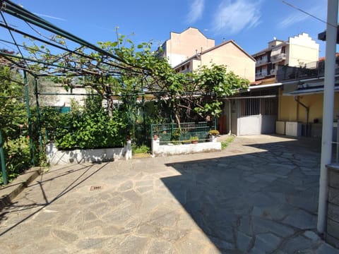 Day, Inner courtyard view
