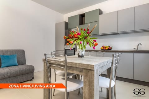 Coffee/tea facilities, Kitchen or kitchenette, Dining area, stove, kitchen