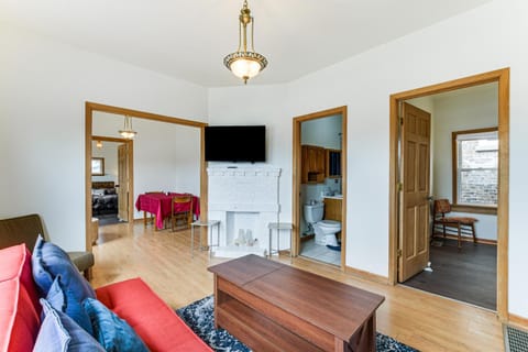 Pet Friendly 8 Mi to Chicago - Fenced Backyard! House in Oak Park