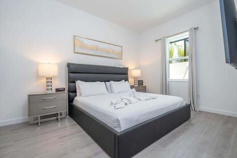 Azur Resort - Luxury 5 Bed Villa - Private Pool House in Loughman