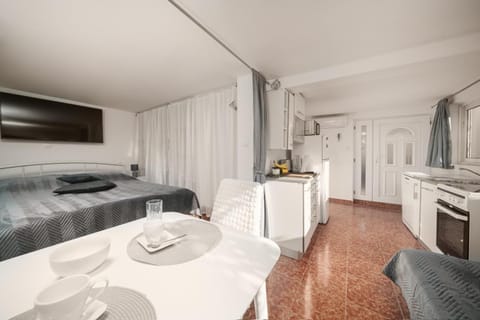 Bed, Living room, Photo of the whole room, Dining area, Bedroom