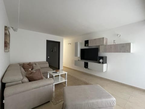 Communal lounge/ TV room, TV and multimedia, internet, air conditioner