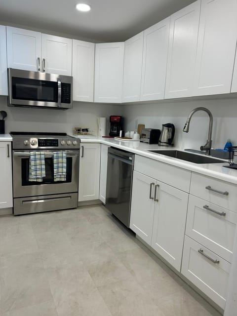 Lovely 2-bedroom vacation home, ocean view Apartment in Hollywood Beach