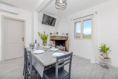 TV and multimedia, Dining area, fireplace, air conditioner, air conditioner