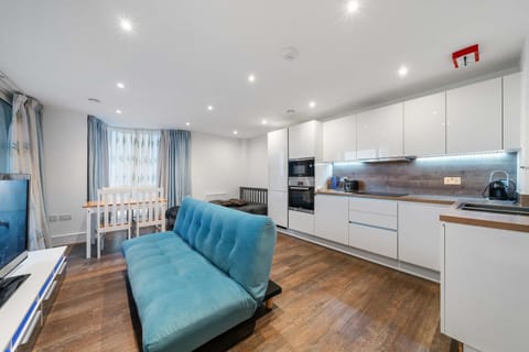 TV and multimedia, Kitchen or kitchenette, Living room, Seating area, Dining area, oven, stove